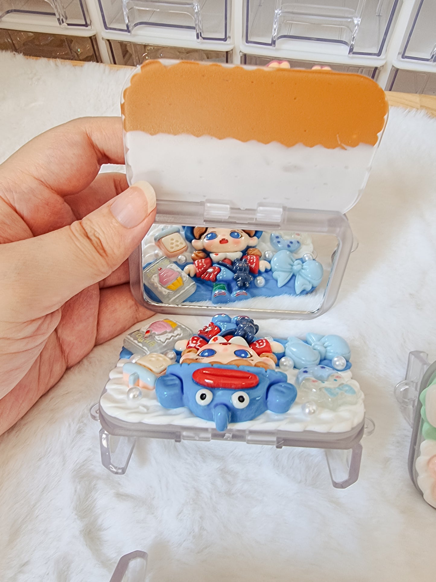 Deco cream with resin characters phone clip with mirror