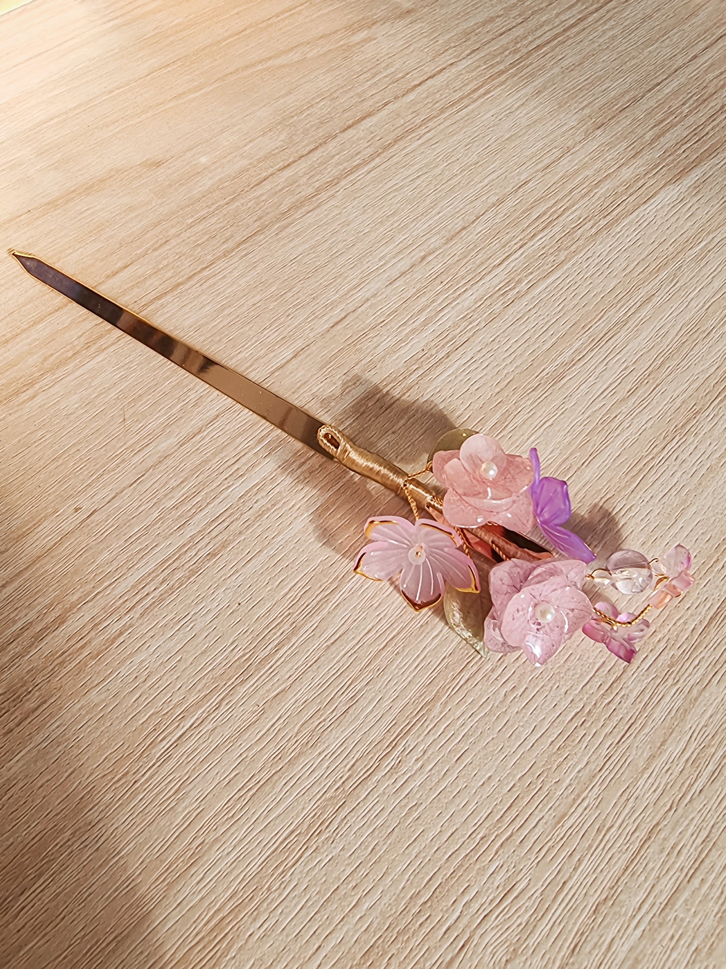 Sandal wood with two pink hydrangeas