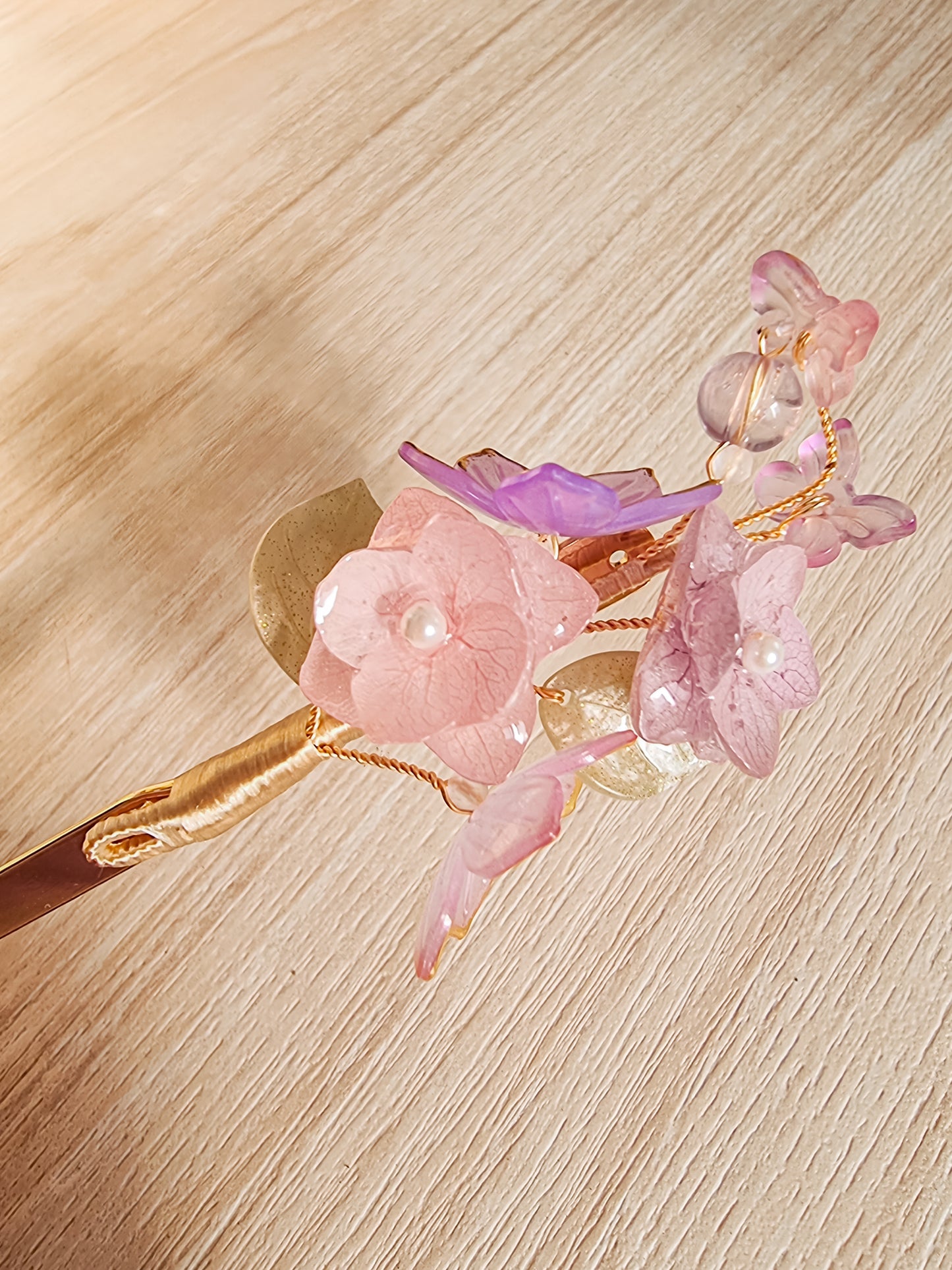 Sandal wood with two pink hydrangeas