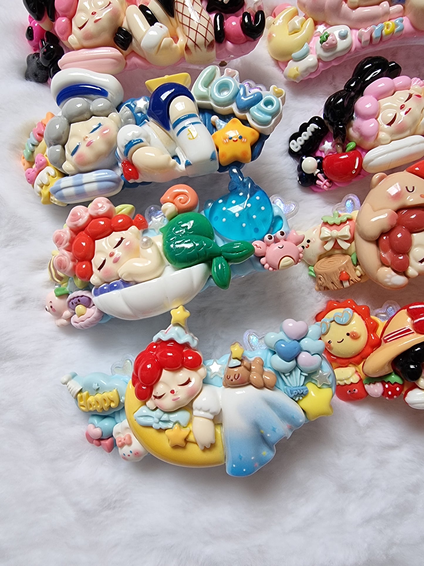 Deco cream with resin characters hair clip