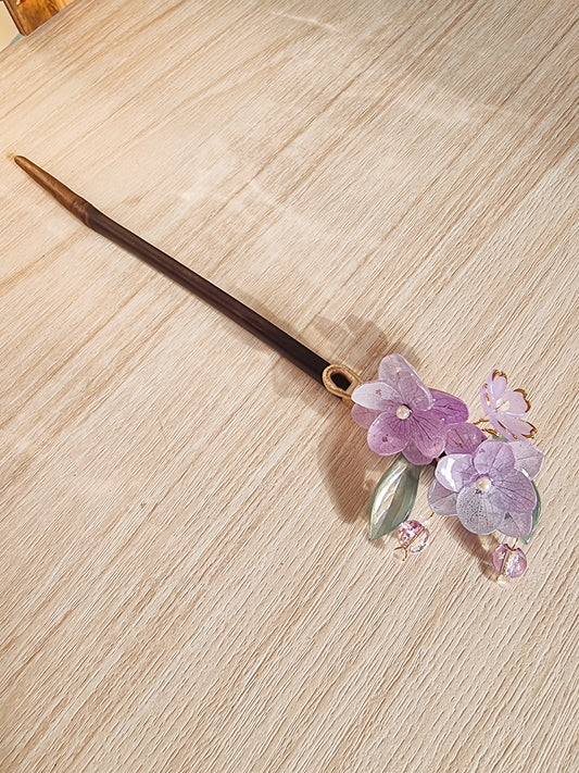 Sandal wood with two purple hydrangeas