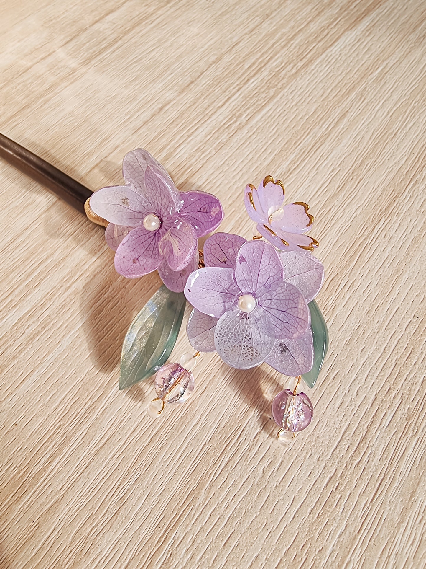 Sandal wood with two purple hydrangeas