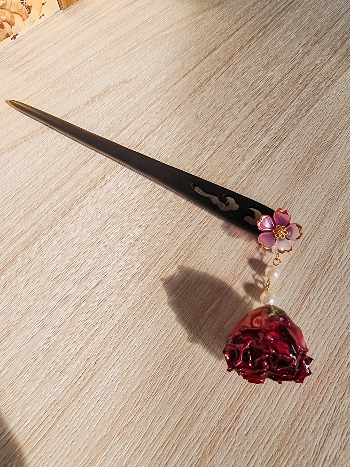 Sandal wood with red rosa